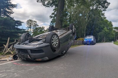 Bei einem Unfall in Eppendorf überschlug sich ein Fahrzeug und beschädigte ein Grundstück. Foto: Erik Hoffmann