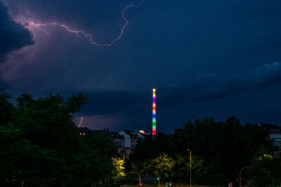 Besonderes Blitz-Spektakel über Chemnitz - Am Dienstagabend zeigte sich ein besonders helles Gewitter über Chemnitz.