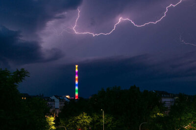 Besonderes Blitz-Spektakel über Chemnitz - Am Dienstagabend zeigte sich ein besonders helles Gewitter über Chemnitz.