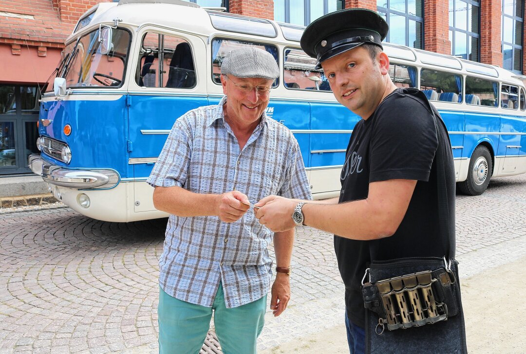 Besonderes Highlight auf Stadtfest in Flöha sind Stadtrundfahrten - Arndt Vogel aus Niederwiesa (l.) hatte bei Aiko Rehwagen von der Stadtverwaltung Flöha (r.) seine Tickets vorbestellt. Foto: Knut Berger