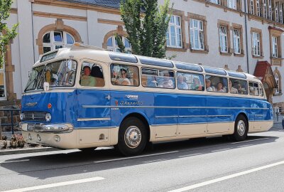 Besonderes Highlight auf Stadtfest in Flöha sind Stadtrundfahrten - Die Passagiere sahen auch die Grundschule Friedrich-Schiller aus nächster Nähe. Foto: Knut Berger