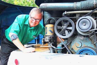 Besonderes Highlight auf Stadtfest in Flöha sind Stadtrundfahrten - Vor Antritt der Fahrt kontrollierte Busfahrer Holger Haase den Ölstand des Motors: Foto: Knut Berger