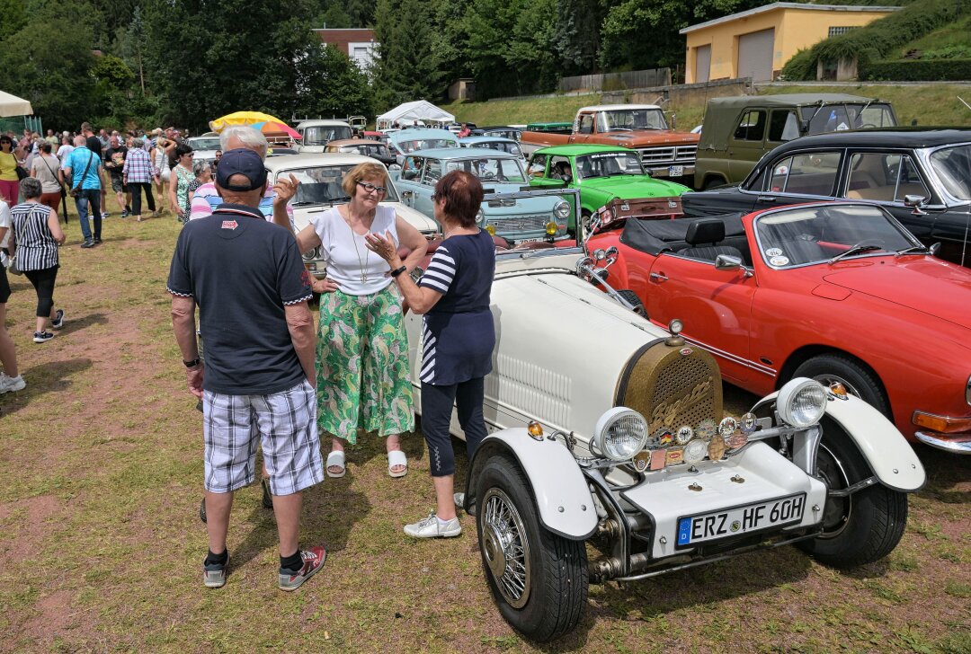 Besonderes Streckenjubiläum: Oldtimer fahren entlang einstiger Rennstrecke im Erzgebirge - Der Erzgebirgische Heimatverein Oberoelsnitz hatte rund 200 Teilnehmer beim Oldtimertreffen. Foto: Ralf Wendland