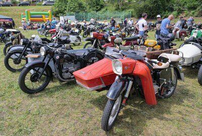 Besonderes Streckenjubiläum: Oldtimer fahren entlang einstiger Rennstrecke im Erzgebirge - Der Erzgebirgische Heimatverein Oberoelsnitz hatte rund 200 Teilnehmer beim Oldtimertreffen. Foto: Ralf Wendland