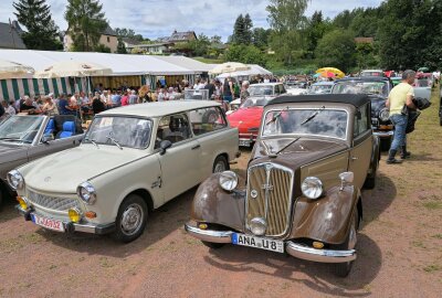 Besonderes Streckenjubiläum: Oldtimer fahren entlang einstiger Rennstrecke im Erzgebirge - Der Erzgebirgische Heimatverein Oberoelsnitz hatte rund 200 Teilnehmer beim Oldtimertreffen. Foto: Ralf Wendland