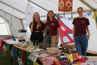 Beste Bedingungen beim 20. Nepallauf des Geschwister Scholl- Gymnasiums - Von links: Fabienne Schletzke, Theresa Herrgott und Johanna Sarodnik beim Nepal-Basar. Foto: Renate Fischer