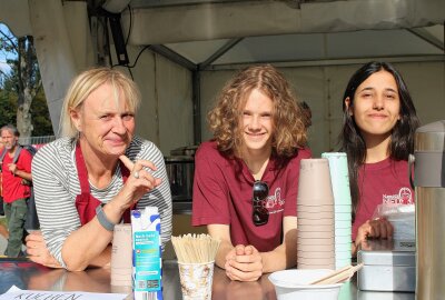 Beste Bedingungen beim 20. Nepallauf des Geschwister Scholl- Gymnasiums - Dagmar Franke und die Schüler Karl und Maria bei der Essensausgabe. Foto: Renate Fischer