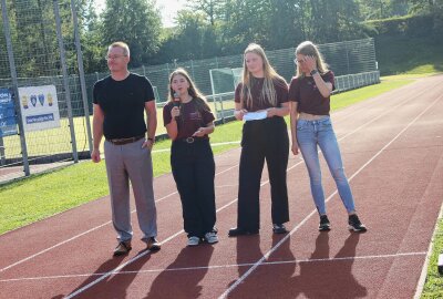 Beste Bedingungen beim 20. Nepallauf des Geschwister Scholl- Gymnasiums - Oberbürgermeister Sven Krüger und die Schülerinnen. Foto: Renate Fischer