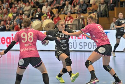 Bester Saisonstart: BSV-Frauen holen den Heimsieg - Die BSV-Frauen - am Ball Blanka Kajdon- haben gegen Metzingen einen Heimsieg geholt. Foto: Ralf Wendland