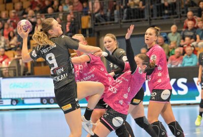 Bester Saisonstart: BSV-Frauen holen den Heimsieg - Die BSV-Frauen - am Ball Marloes Hoitzing - haben gegen Metzingen einen Heimsieg geholt.Foto: Ralf Wendland