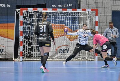 Bester Saisonstart: BSV-Frauen holen den Heimsieg - Die BSV-Frauen - am Ball Torhüterin Jovana Kadovic - haben gegen Metzingen einen Heimsieg geholt. Foto: Ralf Wendland