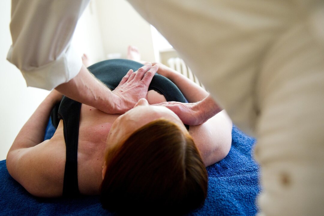 Besuch beim Osteopathen: Das sollten Sie vorher wissen - Seriöse Osteopathen machen keine Heilversprechen und bieten keine Behandlungspakete zum Vorab-Kauf an.