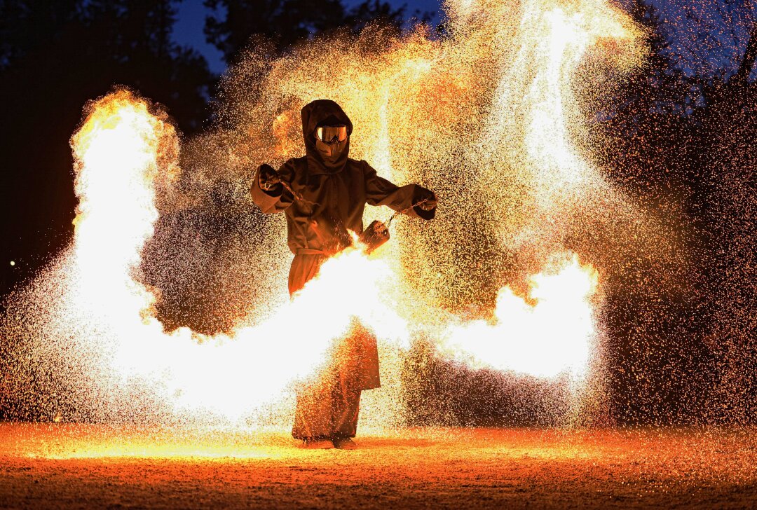 Besucher erleben mystische Sommernächte im Freizeitpark Plohn - Eine spektakuläre Feuershow zog die Besucher in den Bann. Foto: Thomas Voigt