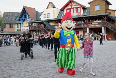 Besucher erleben mystische Sommernächte im Freizeitpark Plohn - Parkmaskottchen "Plohni" haben hier alle lieb. Zusammen mit den Besuchern und dem 1. Vogtländischen Schalmeienzug Auerbach spazierte der lustige Gesell zum Lampionumzug durchs Gelände.Foto: Thomas Voigt