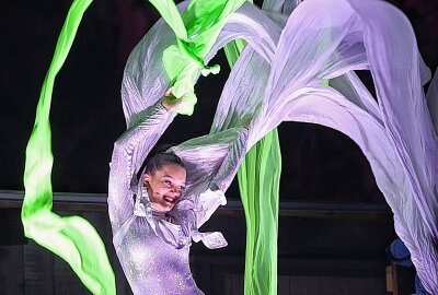 Besucher erleben mystische Sommernächte im Freizeitpark Plohn - Zur nächtlichen Show gehört auch eine magische Tänzerin. Foto: Thomas Voigt