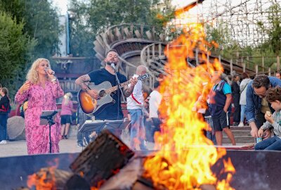 Besucher erleben mystische Sommernächte im Freizeitpark Plohn - Silke Fischer und ihr Begleiter an der Gitarre luden zu Musik am Lagerfeuer ein. Foto: Thomas Voigt