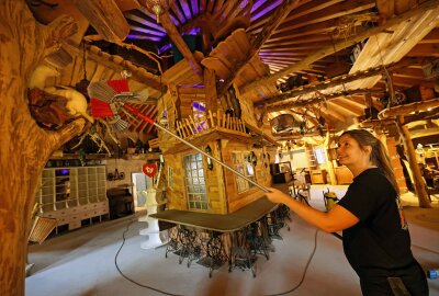 Besucher erleben mystische Sommernächte im Freizeitpark Plohn - Marlene Weber macht im neuen Souvenirshop kurz vor der Eröffnung klar Schiff. Foto: Thomas Voigt