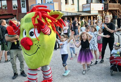 Besucher erleben mystische Sommernächte im Freizeitpark Plohn - Bei der Zappeltier-Show ging's im Polonaise-Schritt quer über den Platz. Foto: Thomas Voigt