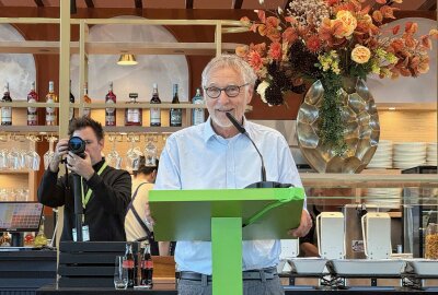 Besucheransturm in Dresden: Neues Mega-Kaufhaus eröffnet - Kurt Krieger, Investor des Kaufparks, hält eine Eröffnungsrede. Foto: xcitepress