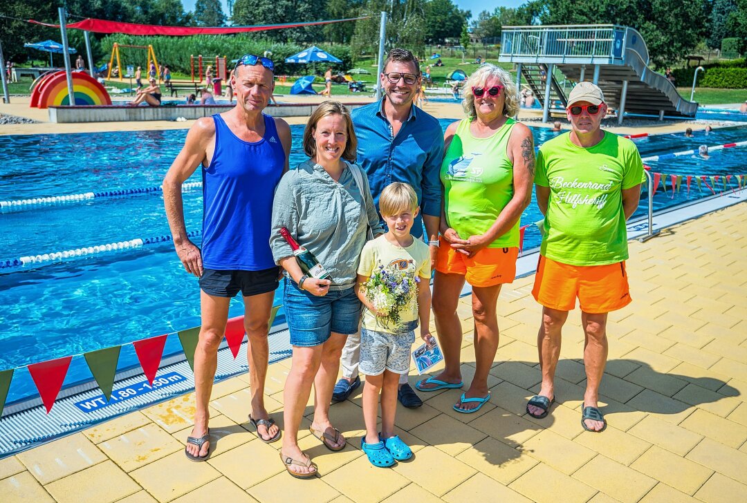 Besucherrekord im Freibad Neukirchen: 100.000. Gast erhält besonderes Geschenk - Der sechsjährige Sascha Walther aus Neukirchen ist seit der Wiedereröffnung des Freibads Neukirchen im Jahr 2019 der mittlerweile 100.000 Besucher. Foto: Georg Ulrich Dostmann 