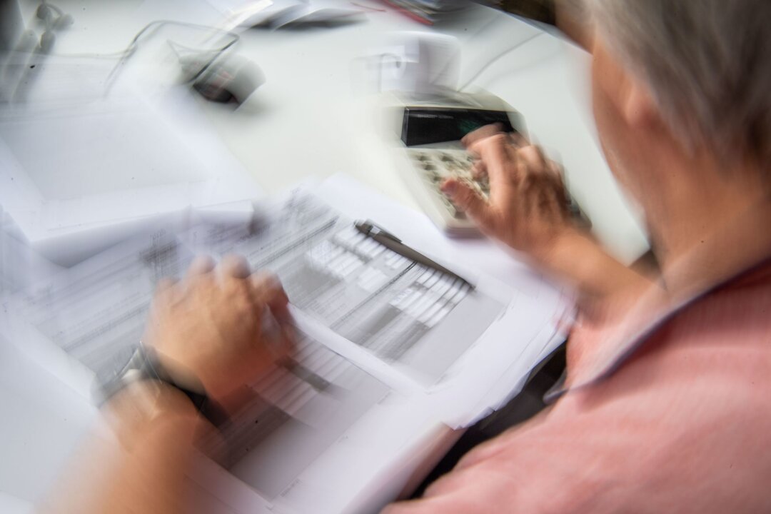 Betrugsversuche mit gefälschten Steuerbescheiden - Mit gefälschten Steuerbescheiden wollen die Betrüger in verschiedenen Bundesländern an Geld kommen. (Symbolbild)