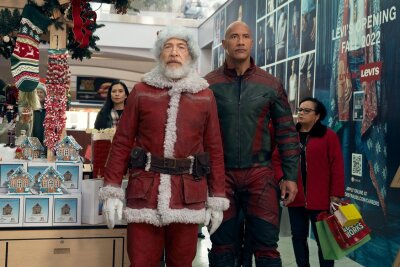 Beunruhigende Faszination: Das sind die Kino-Highlights der Woche - Noch ist Santa Claus (J.K. Simmons, links) da. Aber schon bald muss Sicherheitschef Callum Drift (Dwayne Johnson, rechts) nach ihm suchen.