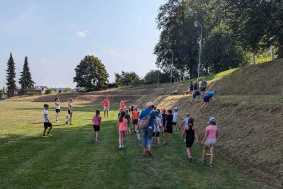 Bewegung, Teamgeist und Spaß - Das Sportfest der Johann-Esche-Grundschule - Bei strahlendem Sonnenschein und bester Laune traten die Schülerinnen und Schüler in verschiedenen sportlichen Disziplinen gegeneinander an. 