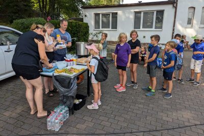 Bewegung, Teamgeist und Spaß - Das Sportfest der Johann-Esche-Grundschule - ur Belohnung gab es leckere Hot Dogs, die bei den kleinen Sportlern sehr beliebt waren. 