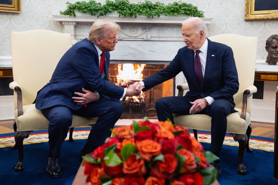 Biden empfängt Trump mit Handschlag im Weißen Haus - Biden begrüßt Trump mit einem Handschlag im Weißen Haus.