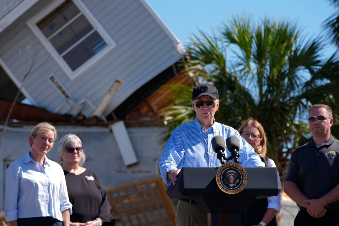 Biden macht sich Bild von Hurrikan-Schäden in Florida - US-Präsident Joe Biden hat sich bei einem Besuch in Florida selbst ein Bild von den Schäden durch Hurrikan "Milton" gemacht.