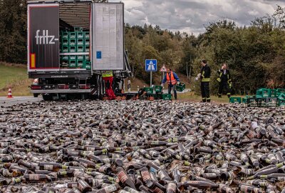 Bier-LKW verliert Fracht auf der B173 im Vogtland: Das war der Grund - Ein Bierlaster hat am Donnerstagmittag auf der B173 vor der Autobahnauffahrt Plauen Ost seine Bierladung verloren. Foto Igor Pastierovic.