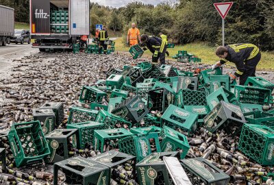 Bier-LKW verliert Fracht auf der B173 im Vogtland: Das war der Grund - Ein Bierlaster hat am Donnerstagmittag auf der B173 vor der Autobahnauffahrt Plauen Ost seine Bierladung verloren. Foto Igor Pastierovic.