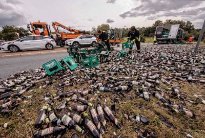 Bier-LKW verliert Fracht auf der B173 im Vogtland: Das war der Grund - Ein Bierlaster hat am Donnerstagmittag auf der B173 vor der Autobahnauffahrt Plauen Ost seine Bierladung verloren. Foto Igor Pastierovic.