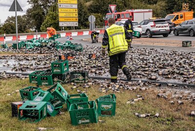 Bier-LKW verliert Fracht auf der B173 im Vogtland: Das war der Grund - Ein Bierlaster hat am Donnerstagmittag auf der B173 vor der Autobahnauffahrt Plauen Ost seine Bierladung verloren. Foto Igor Pastierovic.