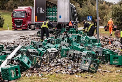 Bier-LKW verliert Fracht auf der B173 im Vogtland: Das war der Grund - Ein Bierlaster hat am Donnerstagmittag auf der B173 vor der Autobahnauffahrt Plauen Ost seine Bierladung verloren. Foto Igor Pastierovic.