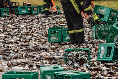 Bier-LKW verliert Fracht auf der B173 im Vogtland: Das war der Grund - Ein Bierlaster hat am Donnerstagmittag auf der B173 vor der Autobahnauffahrt Plauen Ost seine Bierladung verloren. Foto Igor Pastierovic.