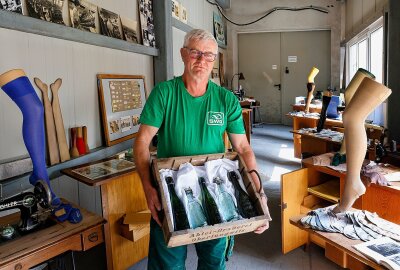 Bier, Schnaps, Strümpfe und vieles mehr in neuer Oberlungwitz-Ausstellung - Matthias Beyer zeigt in seiner Ausstellung Bierflaschen-Raritäten und vieles mehr. Foto: Markus Pfeifer