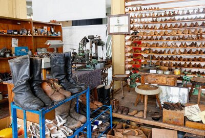 Bier, Schnaps, Strümpfe und vieles mehr in neuer Oberlungwitz-Ausstellung - Zu sehen sind auch eine alte Schusterwerkstatt und Werkzeug aus DDR-Zeiten. Foto: Markus Pfeifer