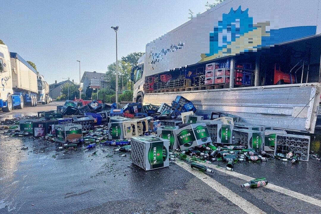 Bierkästen-Unfall in Freiberg: Straße gesperrt nach LKW-Panne - Die Ladeklappe eines LKW öffnete sich und volle Bierkästen fielen auf die Straße. Foto: Marcel Schlenkrich