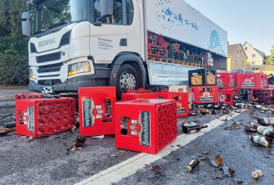 Bierkästen-Unfall in Freiberg: Straße gesperrt nach LKW-Panne - Die Ladeklappe eines LKW öffnete sich und volle Bierkästen fielen auf die Straße. Foto: Marcel Schlenkrich