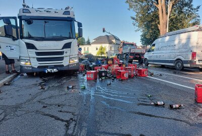 Bierkästen-Unfall in Freiberg: Straße gesperrt nach LKW-Panne - Die Ladeklappe eines LKW öffnete sich und volle Bierkästen fielen auf die Straße. Foto: Marcel Schlenkrich