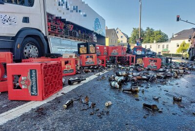 Bierkästen-Unfall in Freiberg: Straße gesperrt nach LKW-Panne - Die Ladeklappe eines LKW öffnete sich und volle Bierkästen fielen auf die Straße. Foto: Marcel Schlenkrich