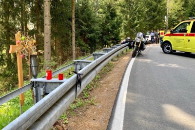 Biker rutscht unter die Leitplanke: Rentner-Ehepaar befreit ihn mit eigenem Werkzeug! - Erst im Juli letzten Jahres kam wenige Meter vom heutigen Unfallort entfernt ein Biker tödlich ums Leben.