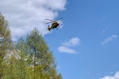 Biker rutscht unter die Leitplanke: Rentner-Ehepaar befreit ihn mit eigenem Werkzeug! - Der Biker wurde vor Ort vom Notarzt behandelt und schwer verletzt mittels Hubschrauber ins Krankenhaus gebracht. 