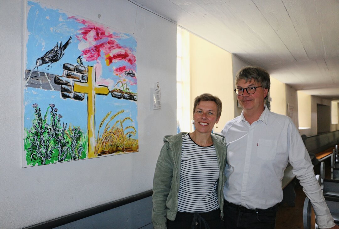 Bilderausstellung mit Versen in Altensalz selbst gestaltet - Das Pfarrerehepaar Ellen und Knut Meinel zeige gerne die Bilder mit den Bibelsprüchen. Foto: Simone Zeh