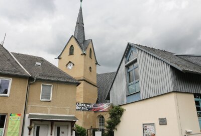 Bilderausstellung mit Versen in Altensalz selbst gestaltet - Die Jahreslosung ganz groß in Altensalz. Foto: Simone Zeh