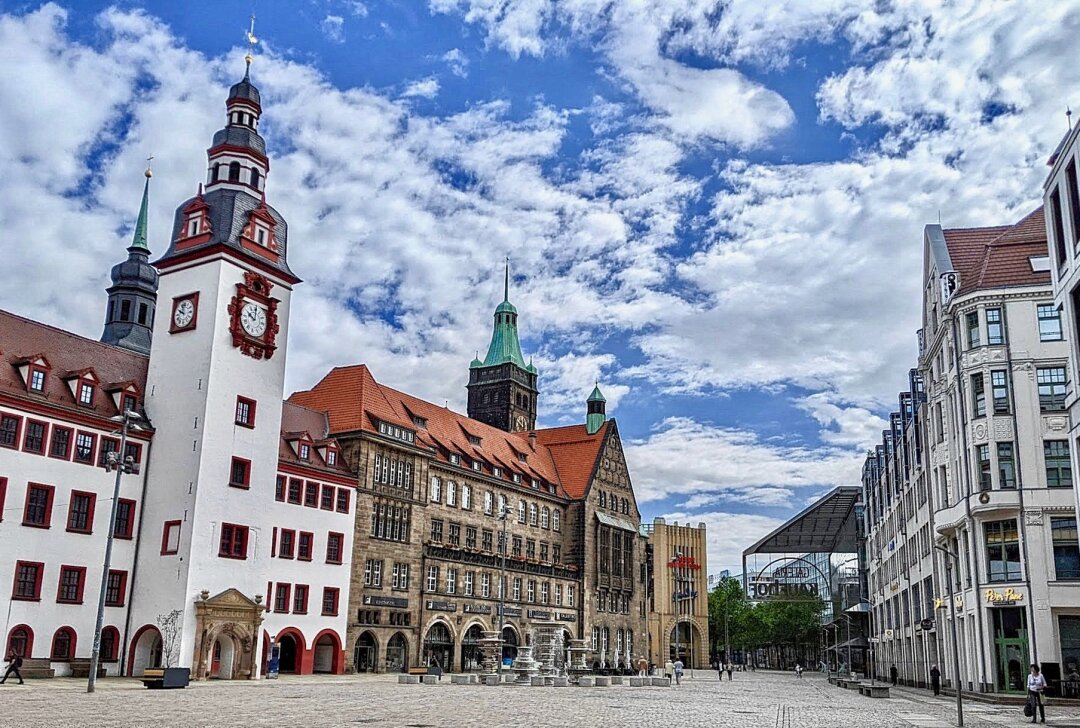 Bildung zum Mitnehmen auf dem Markt - Die Volkshochschule stellt das neue Programm vor. Foto: Steffi Hofmann