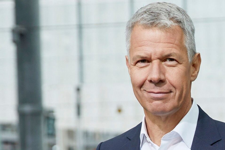 "Bittersüßer" Abschied für Peter Kloeppel: "Ich habe in meiner Karriere fast nichts bereut" - Nach 32 Jahren hört Peter Kloeppel als Nachrichtenmoderator bei RTL auf. "Es ist bittersüß, aber gut, dass es selbstbestimmt abläuft - und so, wie ich mir einen Abschied vorstelle", so der 65-Jährige.