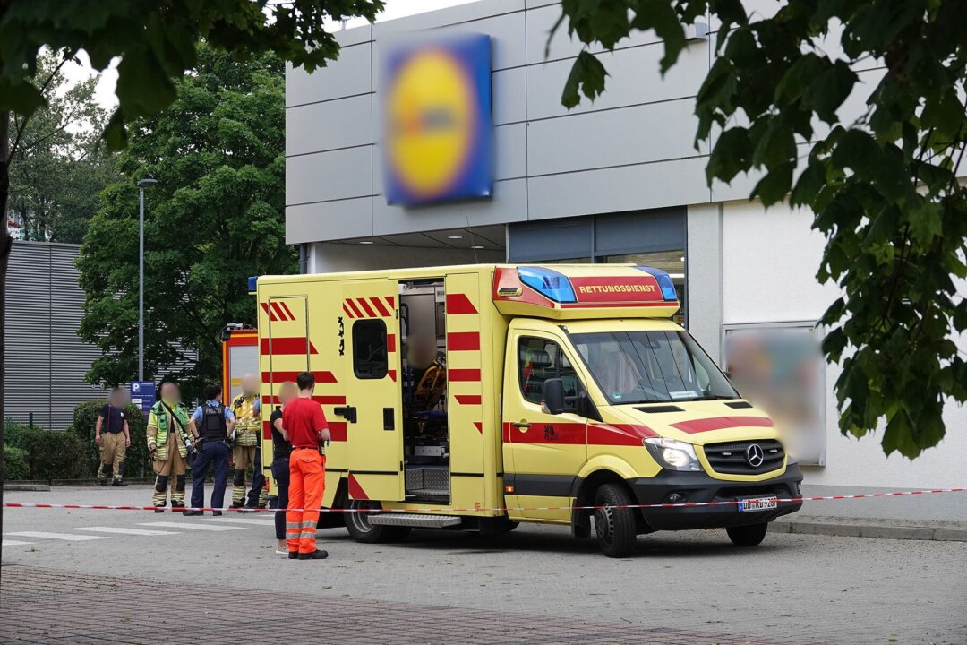 Nach einem Blitzeinschlag in einen Supermarkt in Dresden sind zwei verletzte Beschäftigte ins Krankenhaus gebracht worden. Foto: Roland Halkasch