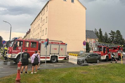 Blitzeinschlag in Lößnitz - Schlamm über Straße in Schwarzenberg - In Lößnitz schlug ein Blitz in ein Wohnhaus auf der Schneeberger Straße ein. Foto: Niko Mutschmann